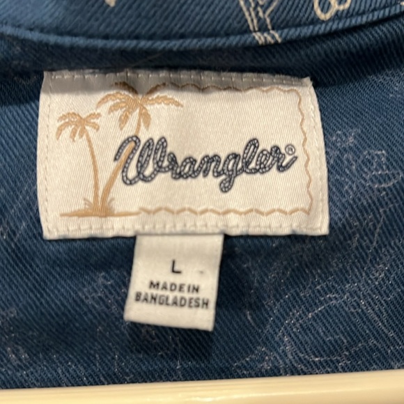 LOT NWT Women’s Wrangler camp shirts Large (2) - Picture 2 of 4